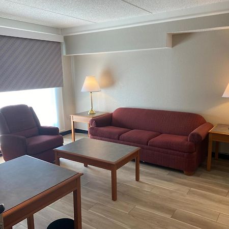 Days Inn & Suites By Wyndham Арлингтън Хайтс Екстериор снимка