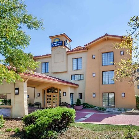 Days Inn & Suites By Wyndham Арлингтън Хайтс Екстериор снимка