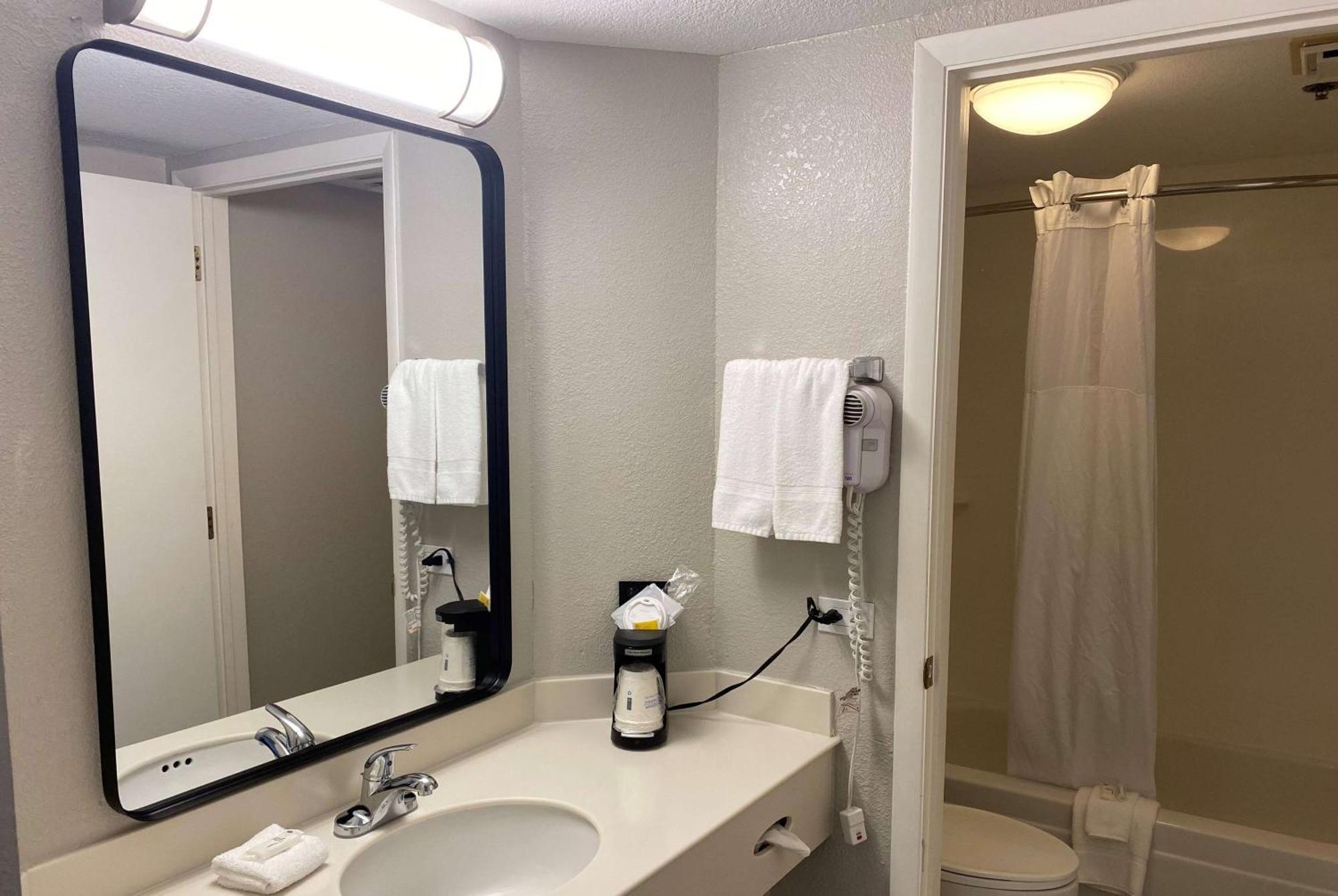 Days Inn & Suites By Wyndham Арлингтън Хайтс Екстериор снимка