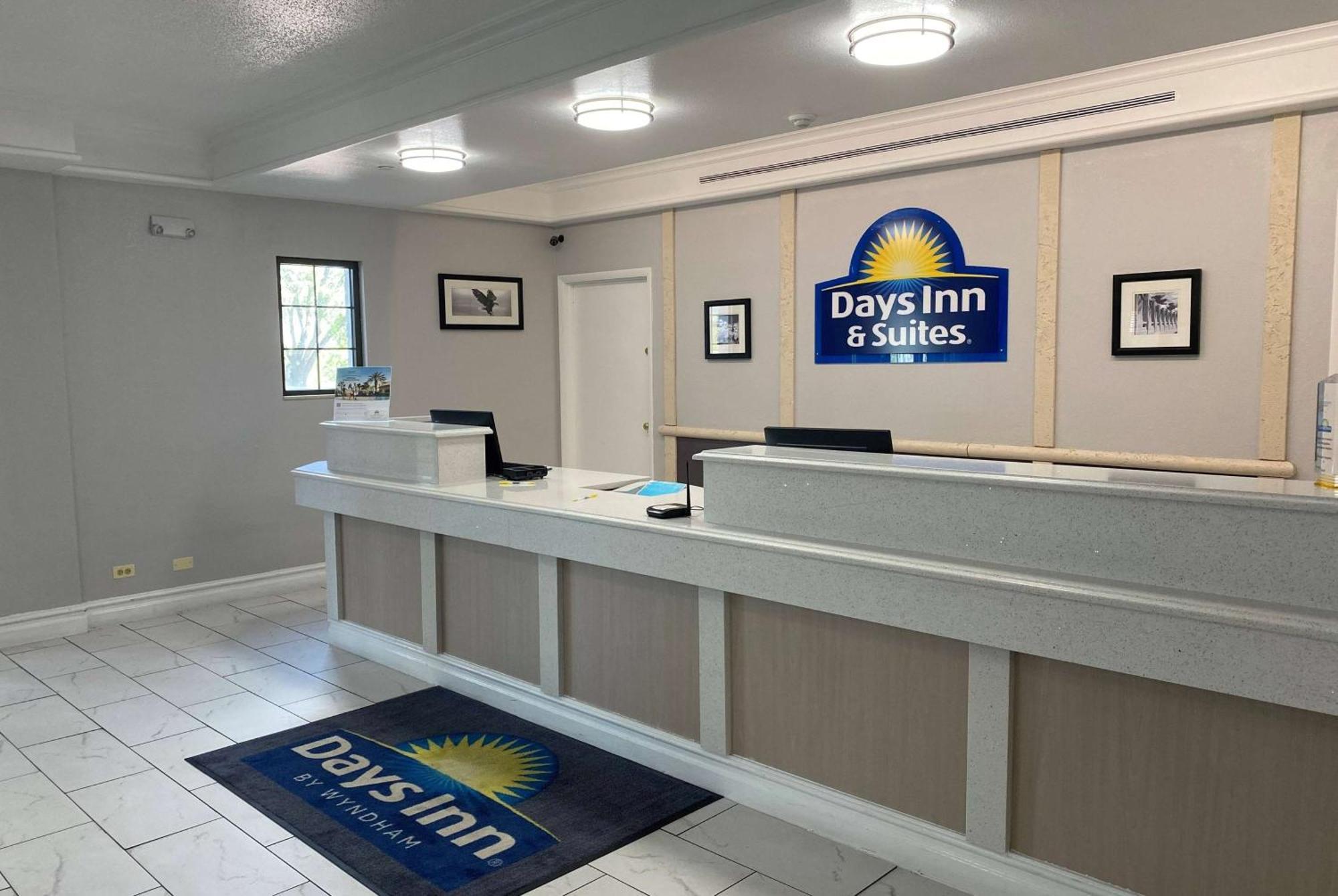 Days Inn & Suites By Wyndham Арлингтън Хайтс Екстериор снимка