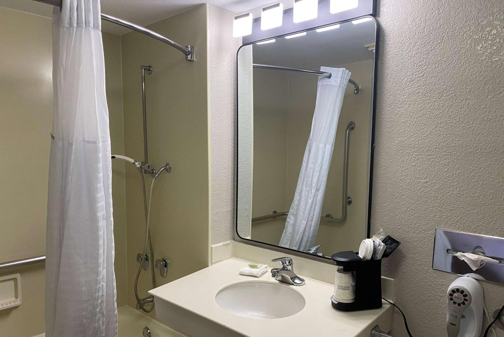 Days Inn & Suites By Wyndham Арлингтън Хайтс Екстериор снимка