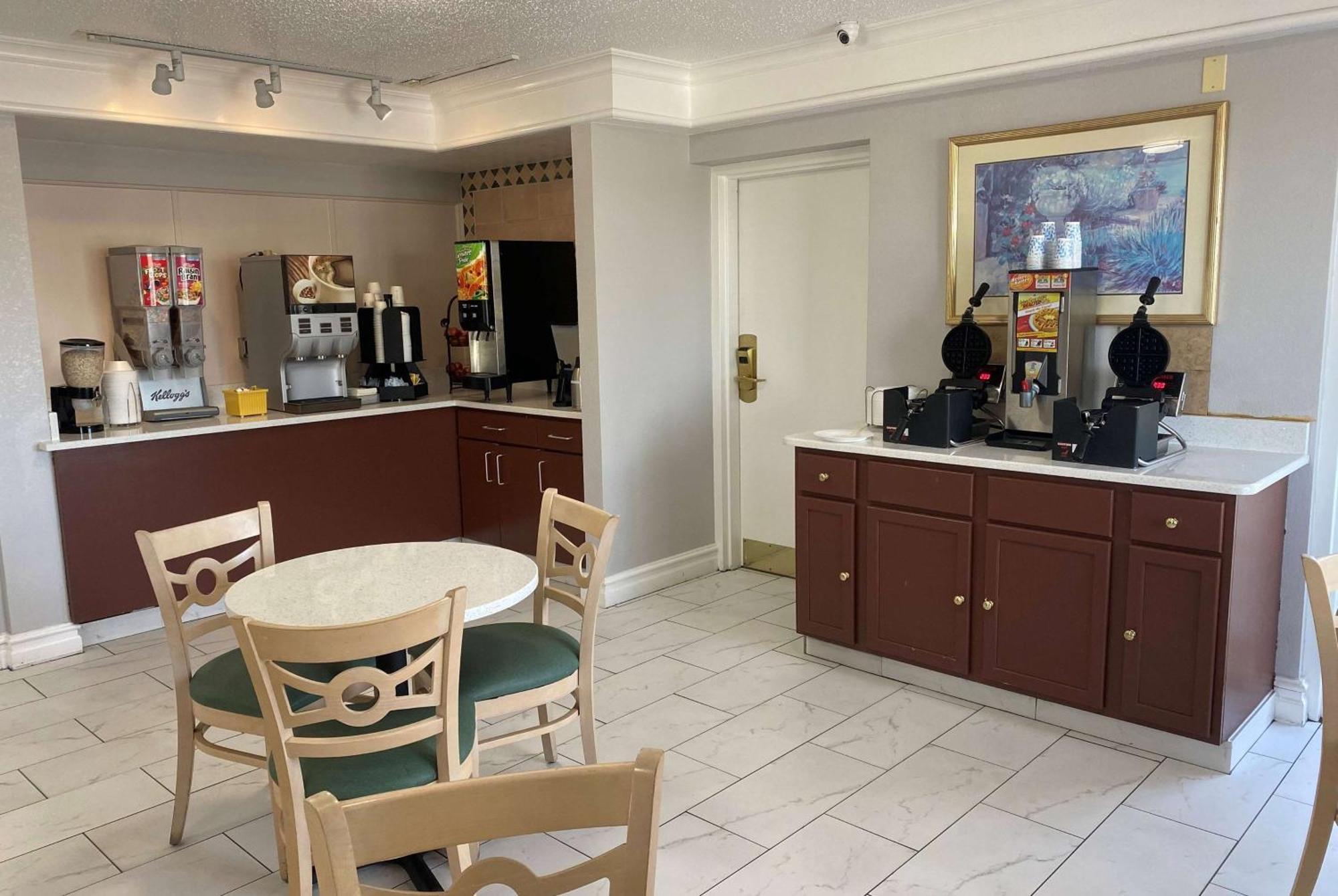 Days Inn & Suites By Wyndham Арлингтън Хайтс Екстериор снимка
