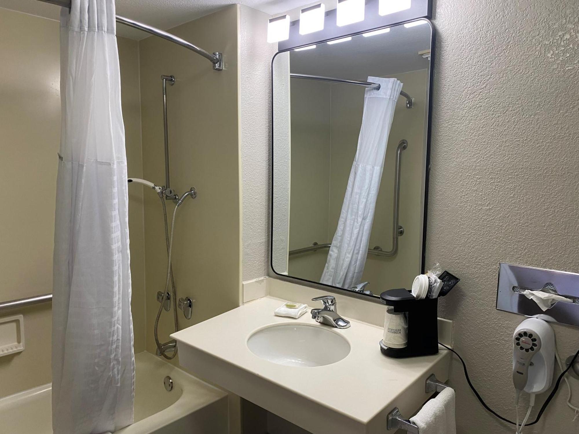 Days Inn & Suites By Wyndham Арлингтън Хайтс Екстериор снимка