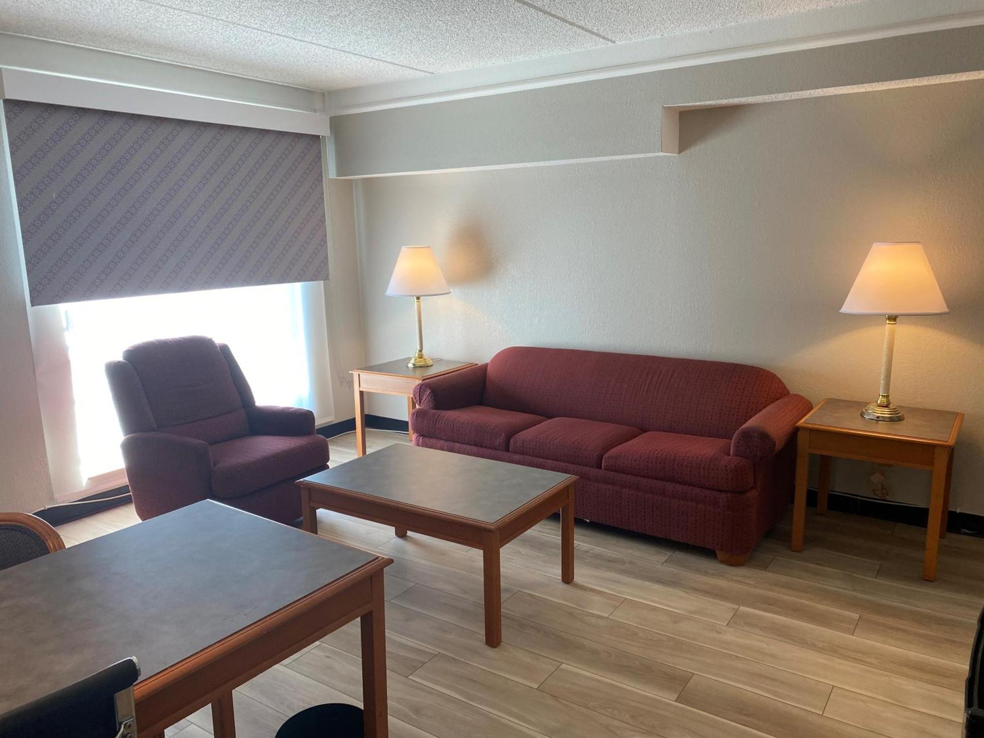 Days Inn & Suites By Wyndham Арлингтън Хайтс Екстериор снимка
