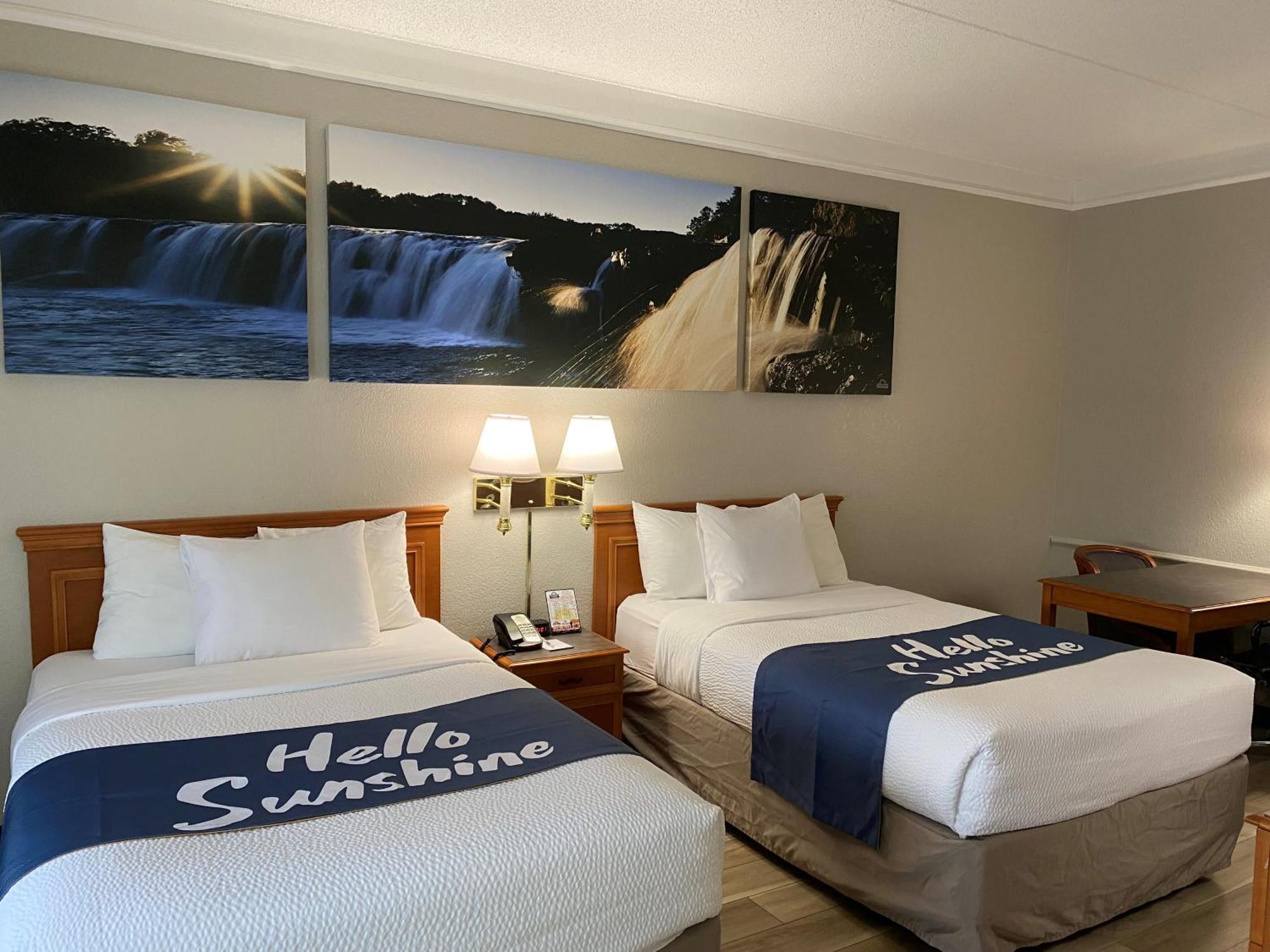 Days Inn & Suites By Wyndham Арлингтън Хайтс Екстериор снимка