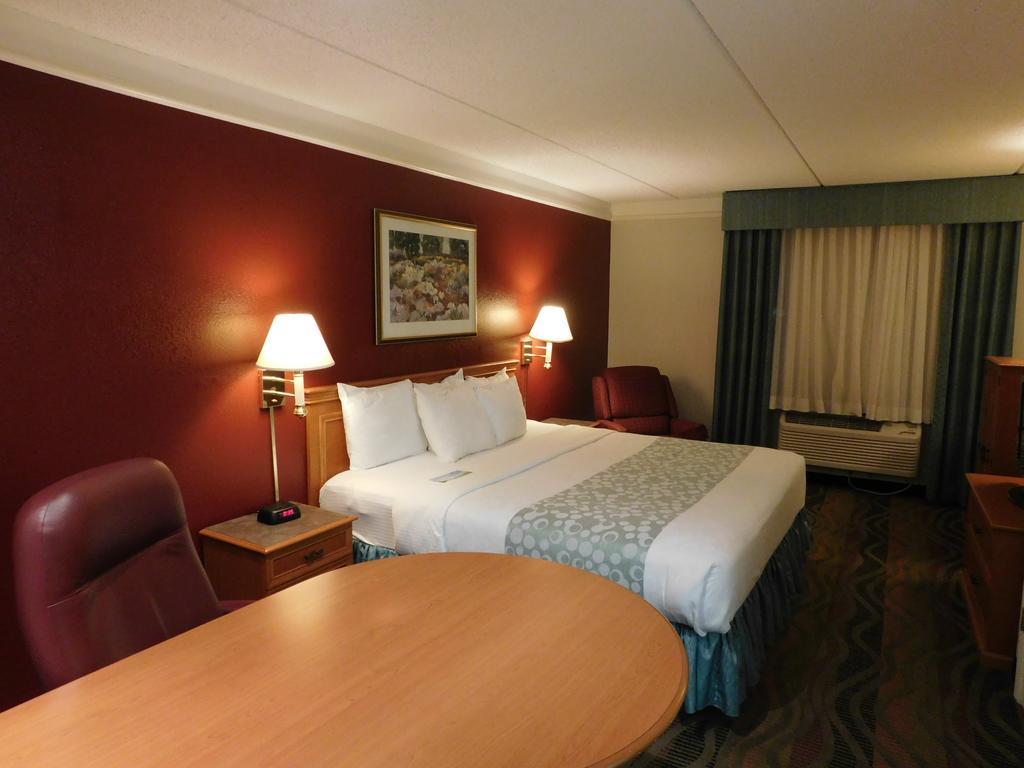 Days Inn & Suites By Wyndham Арлингтън Хайтс Екстериор снимка