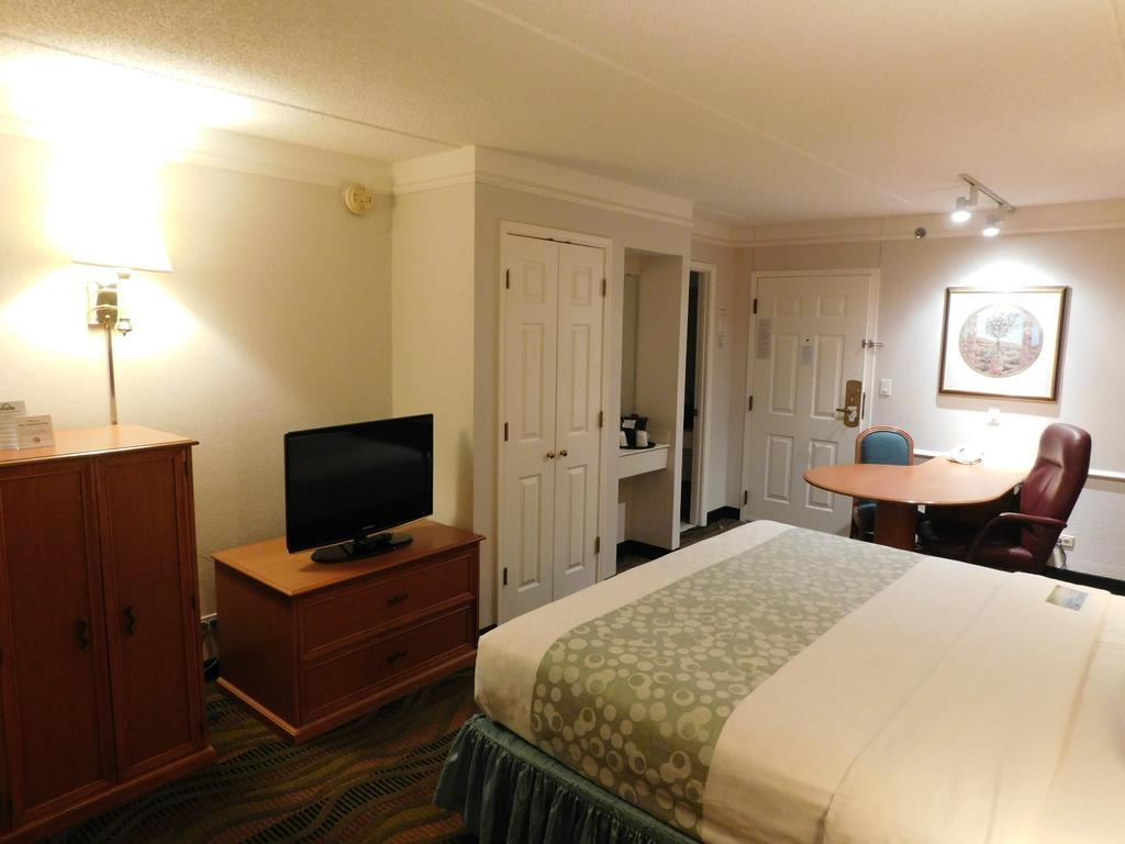 Days Inn & Suites By Wyndham Арлингтън Хайтс Екстериор снимка