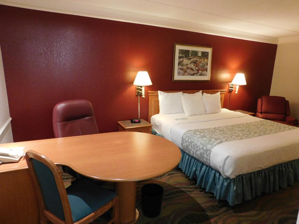 Days Inn & Suites By Wyndham Арлингтън Хайтс Екстериор снимка