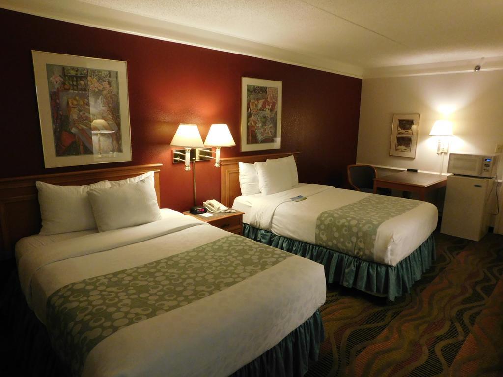 Days Inn & Suites By Wyndham Арлингтън Хайтс Екстериор снимка