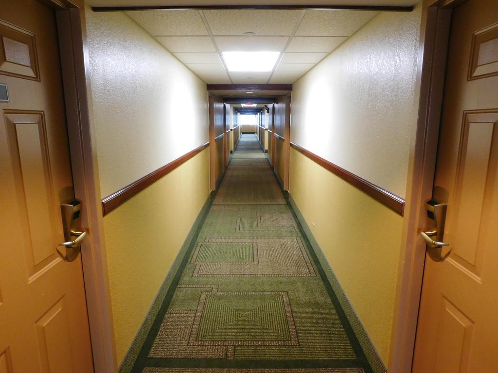 Days Inn & Suites By Wyndham Арлингтън Хайтс Екстериор снимка