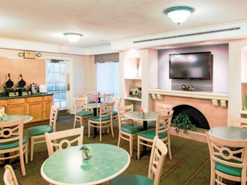 Days Inn & Suites By Wyndham Арлингтън Хайтс Екстериор снимка