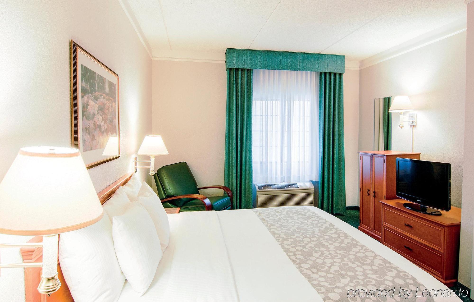 Days Inn & Suites By Wyndham Арлингтън Хайтс Екстериор снимка
