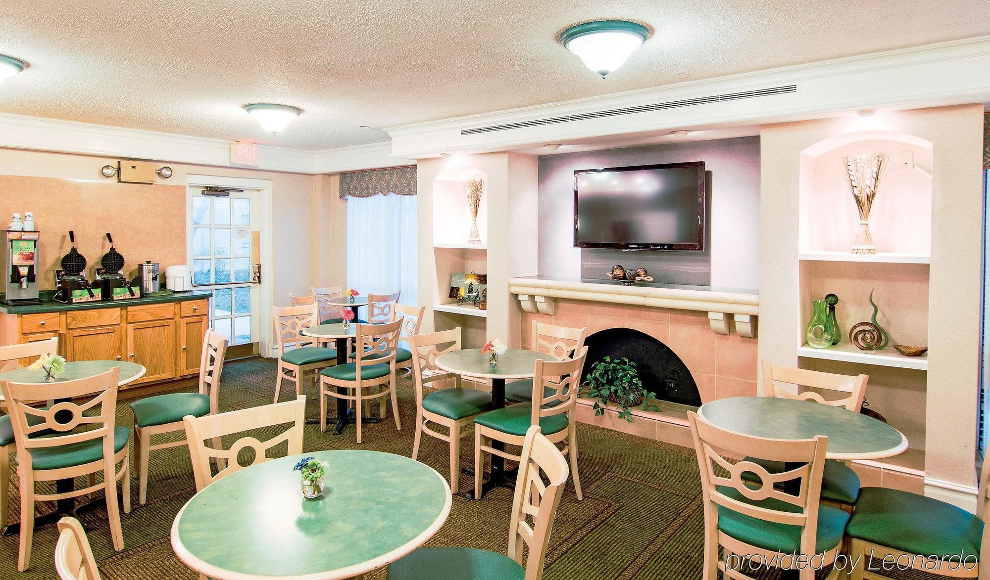 Days Inn & Suites By Wyndham Арлингтън Хайтс Екстериор снимка