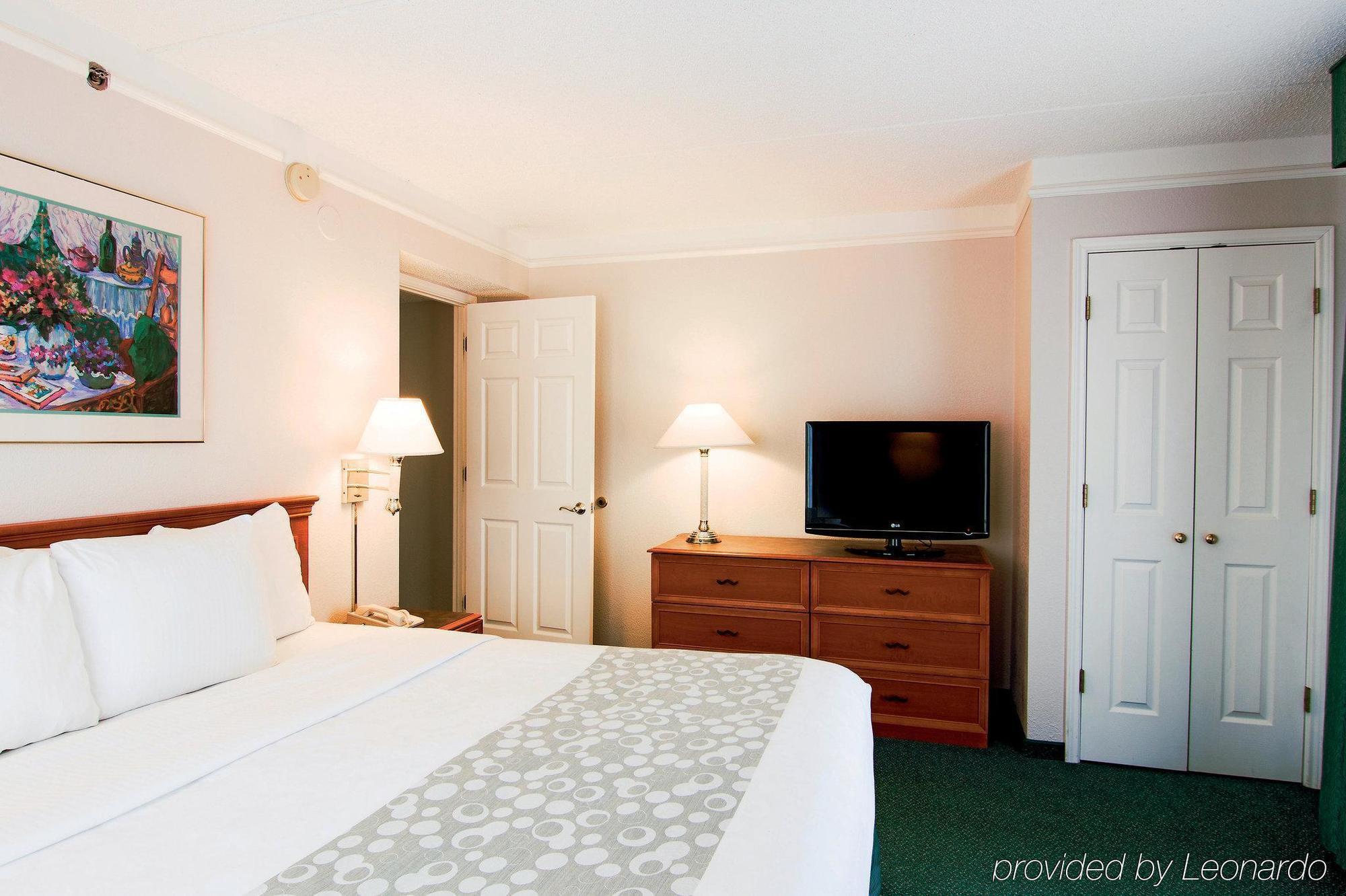 Days Inn & Suites By Wyndham Арлингтън Хайтс Екстериор снимка