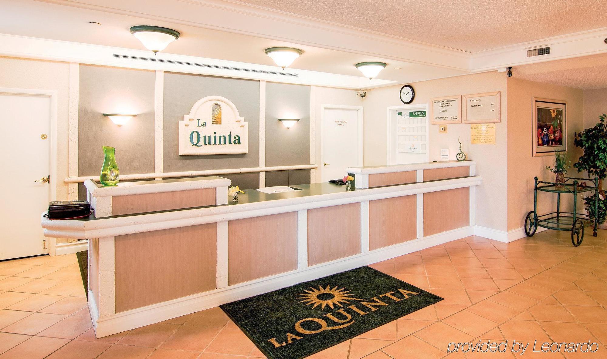Days Inn & Suites By Wyndham Арлингтън Хайтс Екстериор снимка