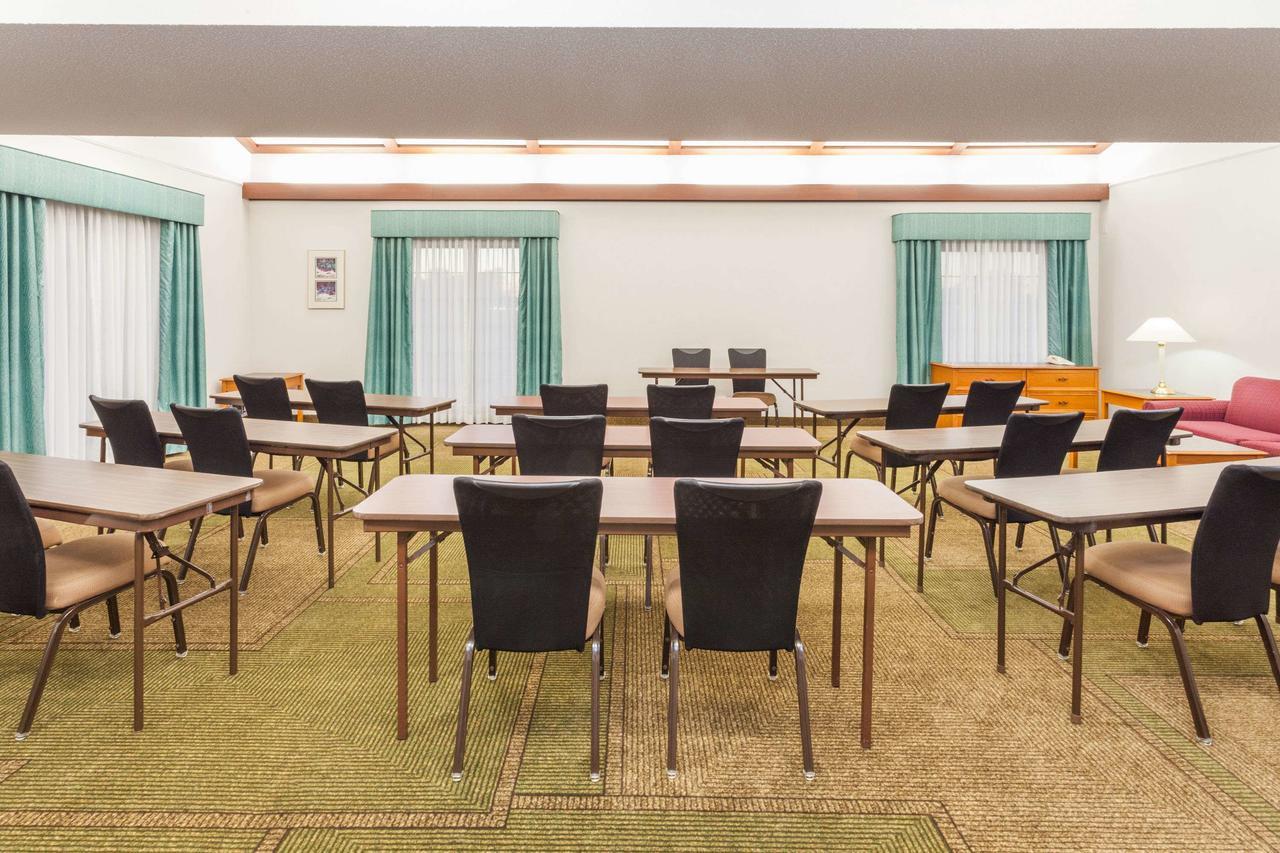 Days Inn & Suites By Wyndham Арлингтън Хайтс Екстериор снимка