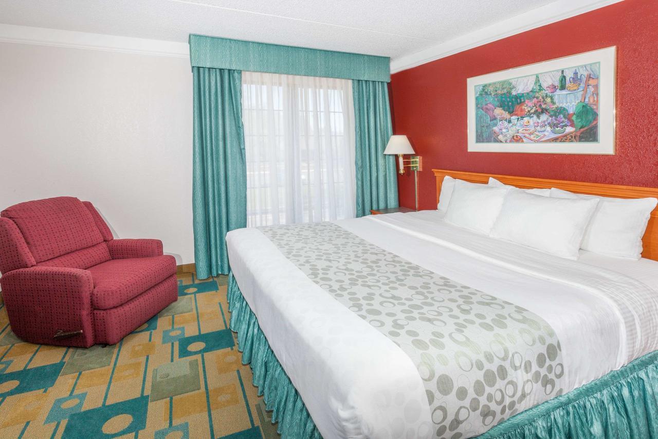 Days Inn & Suites By Wyndham Арлингтън Хайтс Екстериор снимка