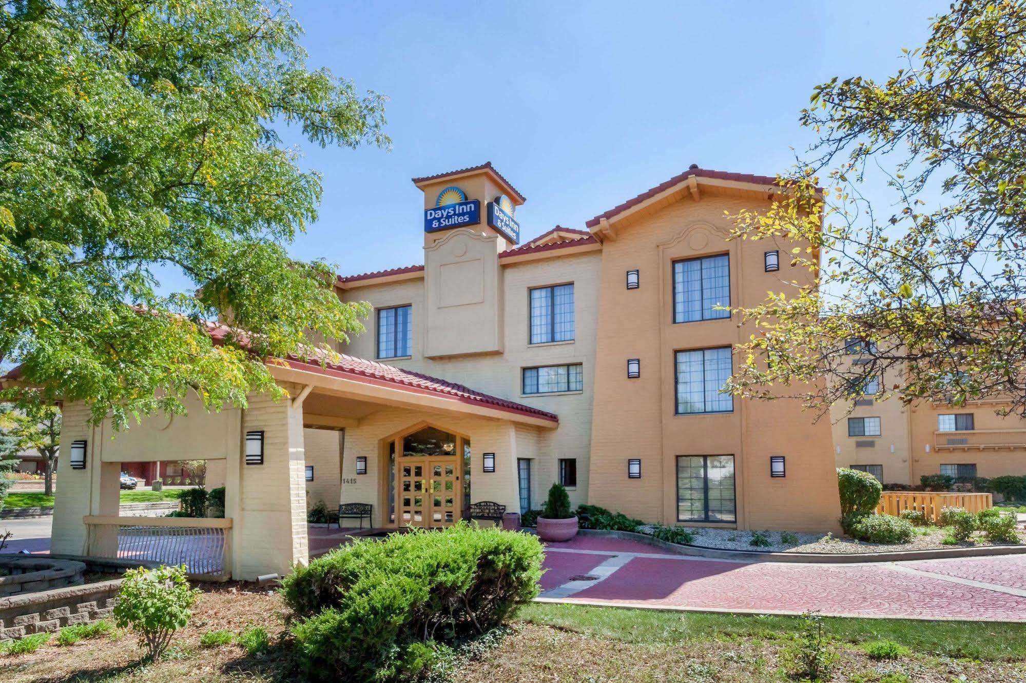 Days Inn & Suites By Wyndham Арлингтън Хайтс Екстериор снимка