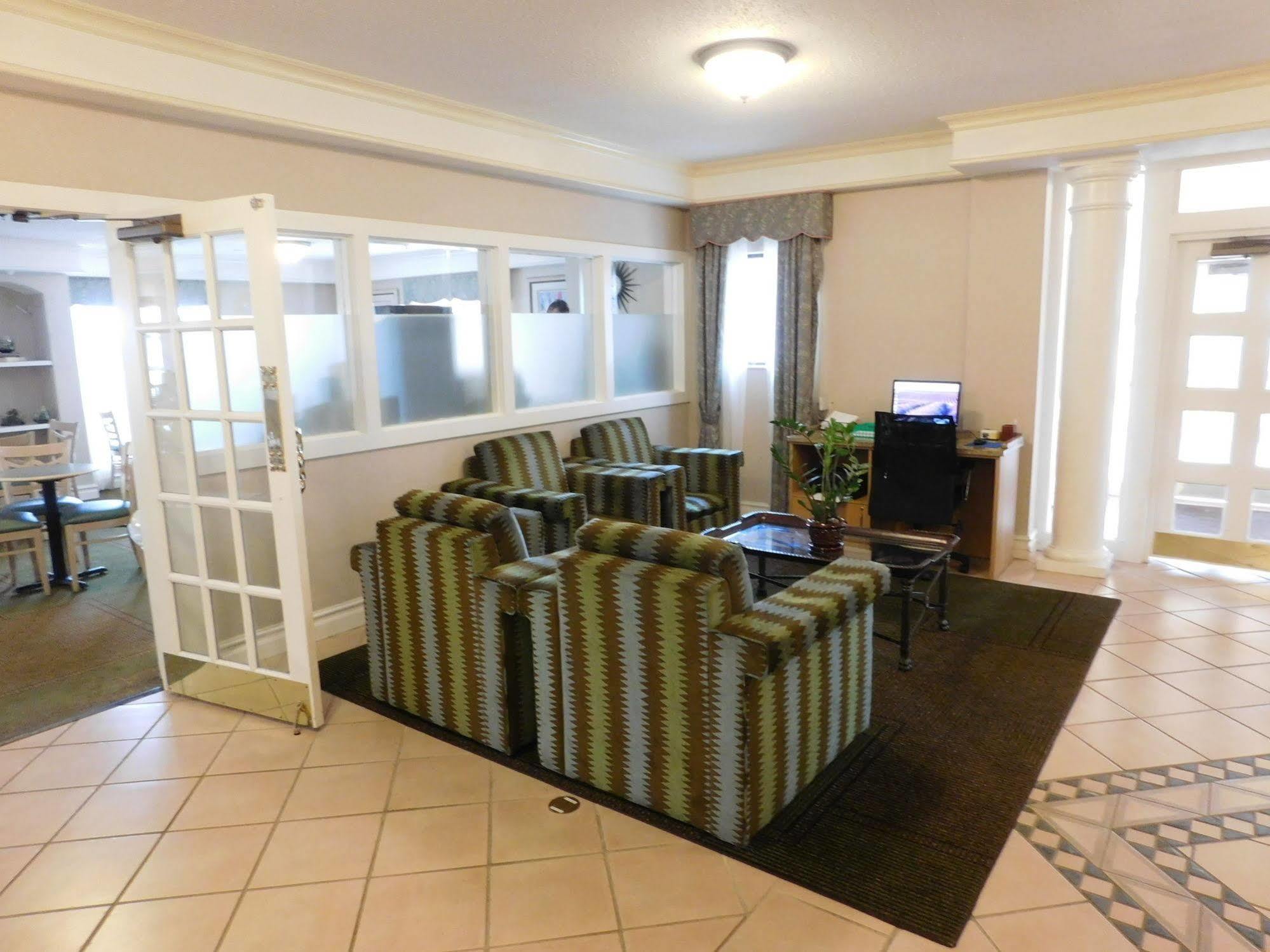 Days Inn & Suites By Wyndham Арлингтън Хайтс Екстериор снимка