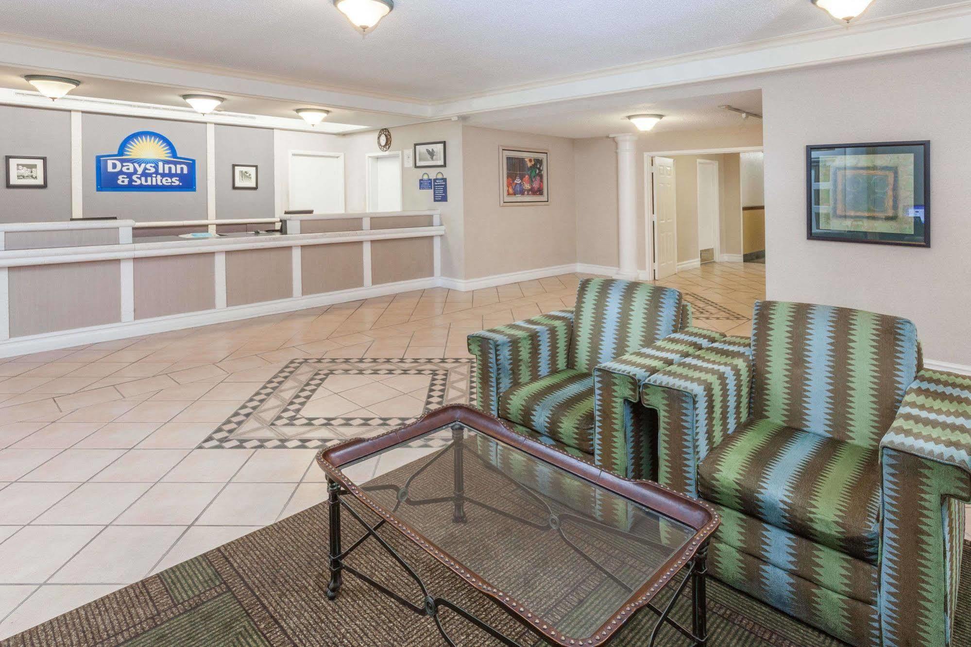 Days Inn & Suites By Wyndham Арлингтън Хайтс Екстериор снимка