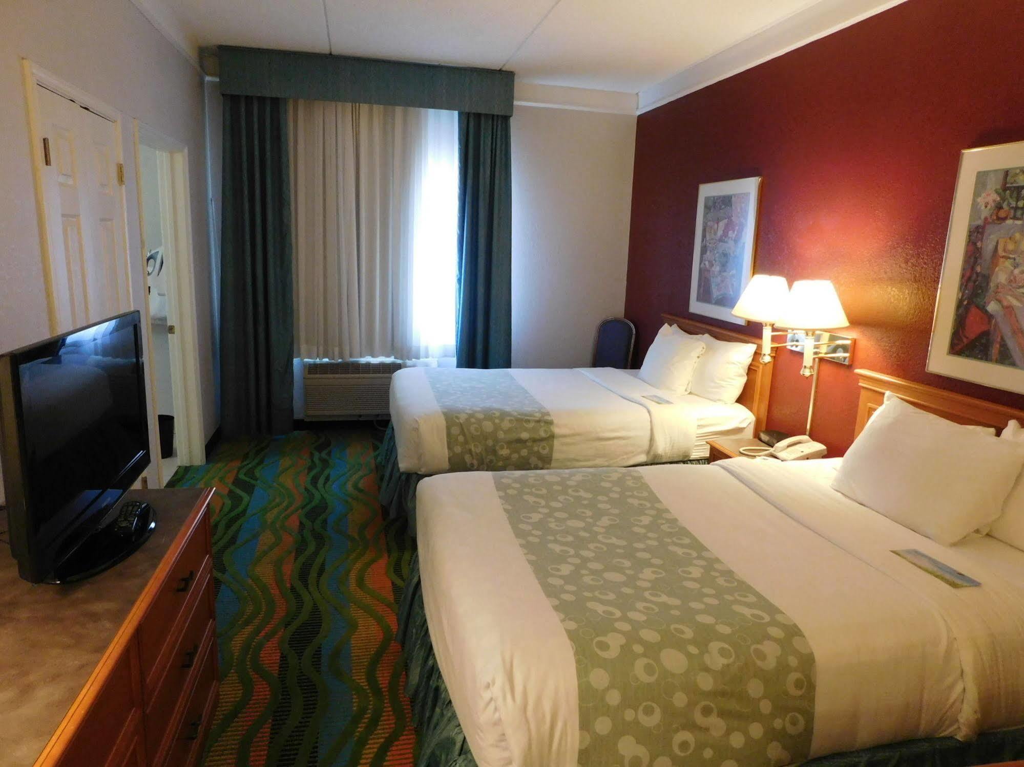Days Inn & Suites By Wyndham Арлингтън Хайтс Екстериор снимка