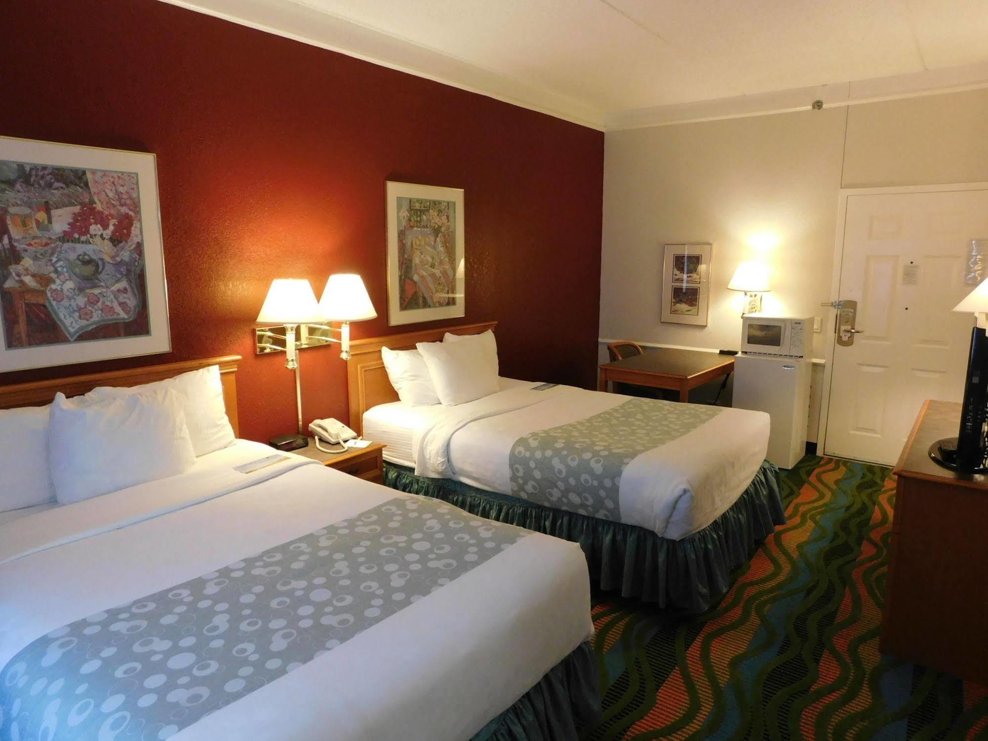 Days Inn & Suites By Wyndham Арлингтън Хайтс Екстериор снимка