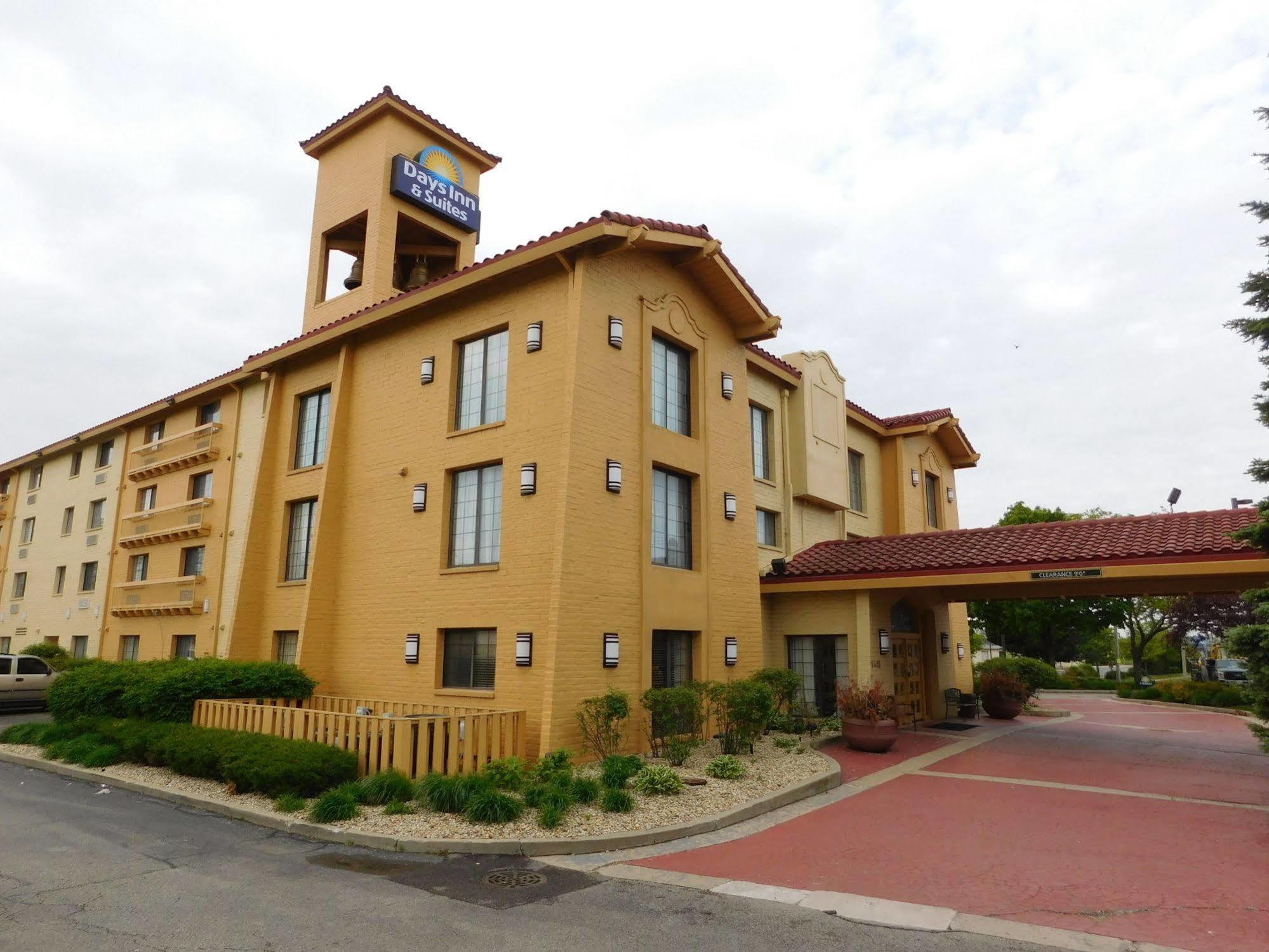 Days Inn & Suites By Wyndham Арлингтън Хайтс Екстериор снимка