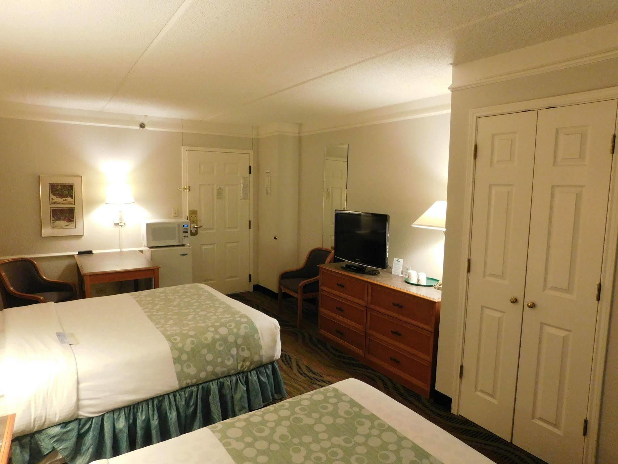 Days Inn & Suites By Wyndham Арлингтън Хайтс Екстериор снимка