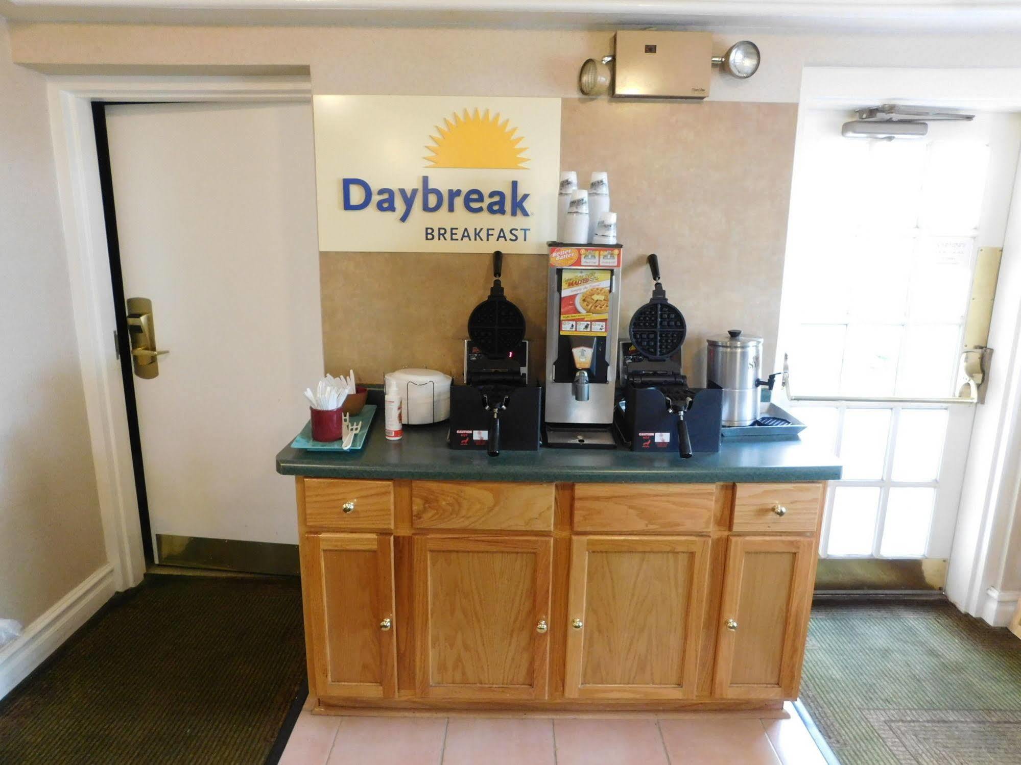 Days Inn & Suites By Wyndham Арлингтън Хайтс Екстериор снимка