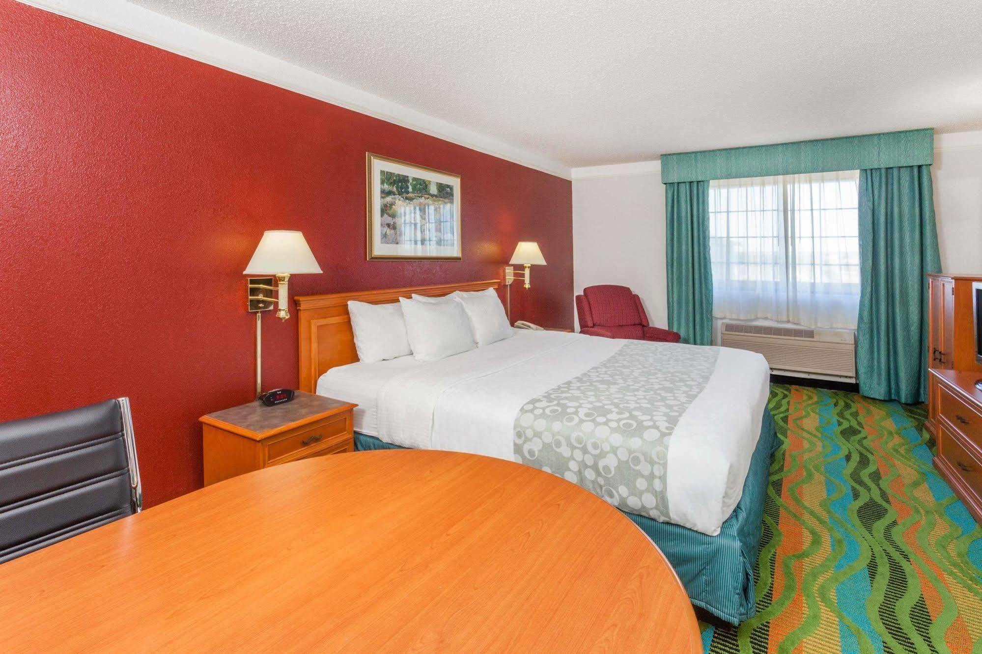 Days Inn & Suites By Wyndham Арлингтън Хайтс Екстериор снимка