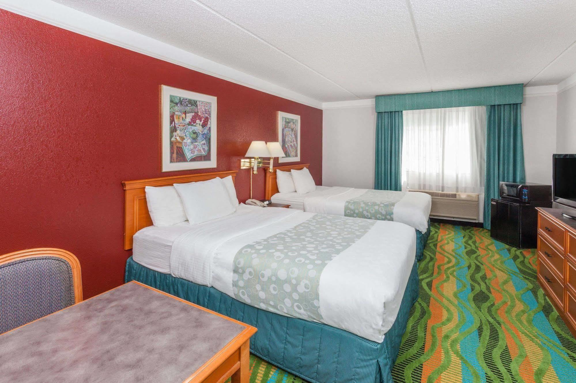 Days Inn & Suites By Wyndham Арлингтън Хайтс Екстериор снимка