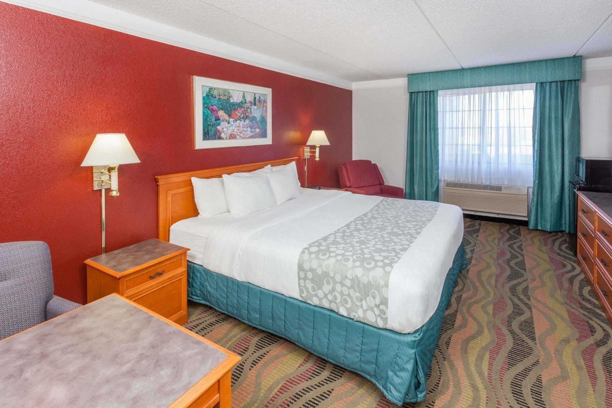 Days Inn & Suites By Wyndham Арлингтън Хайтс Екстериор снимка