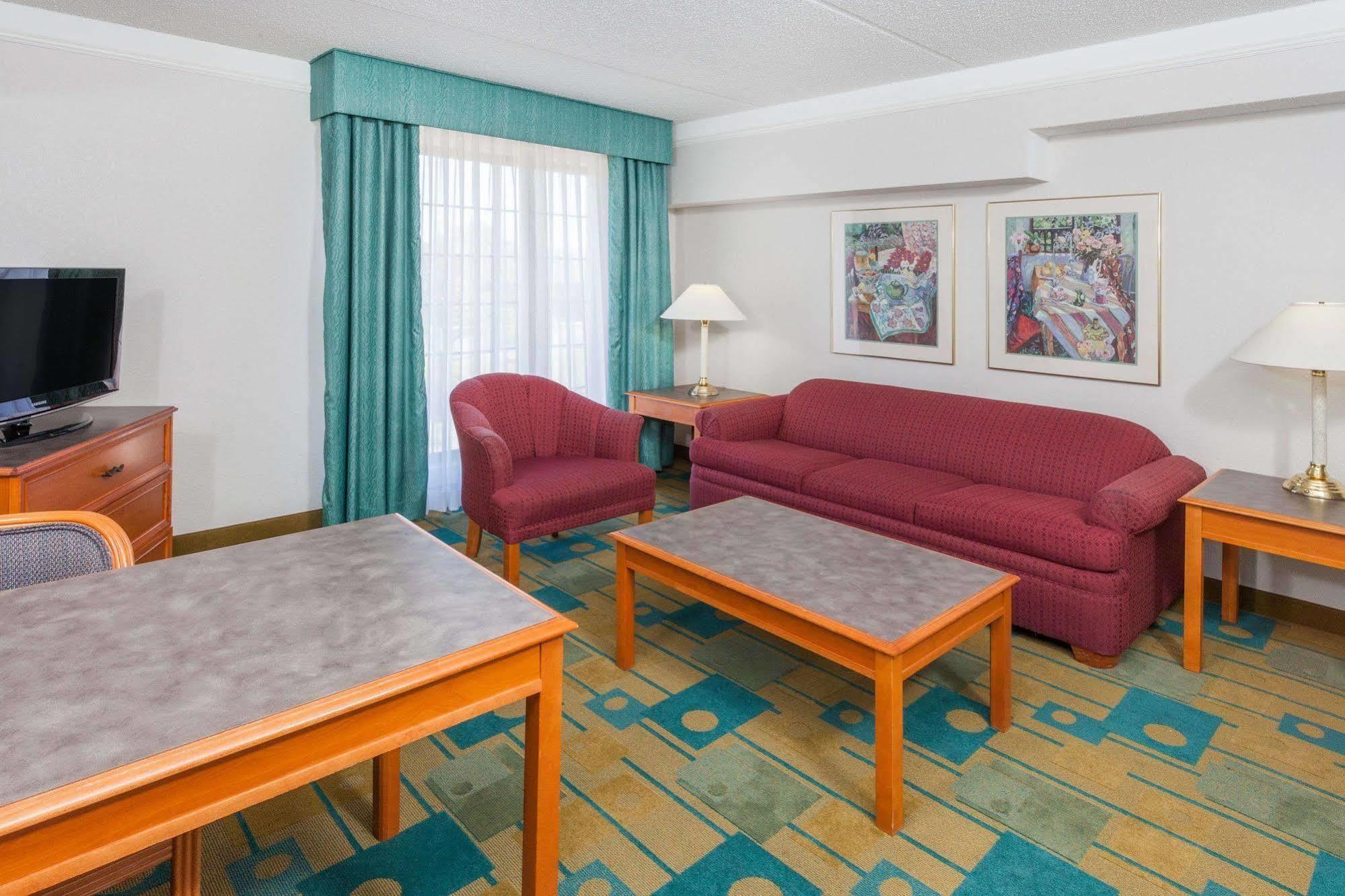 Days Inn & Suites By Wyndham Арлингтън Хайтс Екстериор снимка