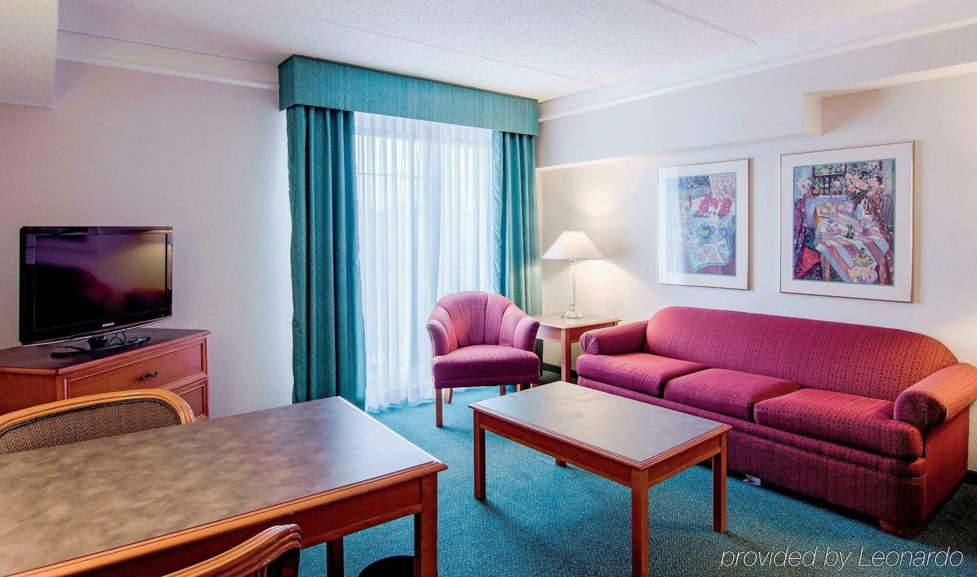 Days Inn & Suites By Wyndham Арлингтън Хайтс Екстериор снимка
